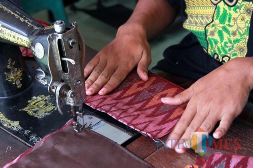 Empat mesin jahit bergerak lincah di Rizki Tailor, salah satu penjahit di Desa Bandar Kidul, Kecamatan Mojoroto, Kota Kediri. (Foto: Ist)