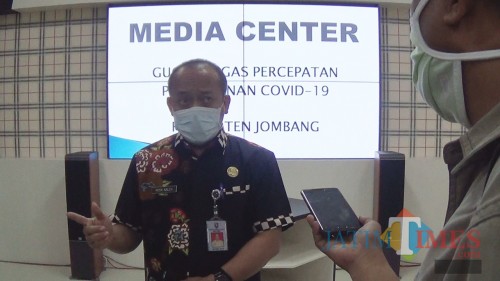 Kepala Dinas Sosial Kabupaten Jombang Moch Saleh saat diwawancarai sejumlah wartawan. (Foto : Adi Rosul / JombangTIMES)
