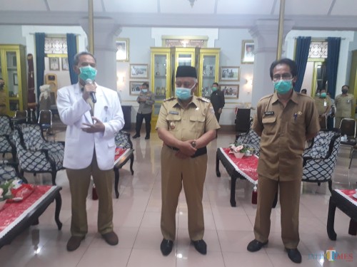 Plt Direktur Utama RSUD Kanjuruhan Dian Suprojo, Bupati Malang Sanusi dan Kepala Dinas Kesehatan Kabupaten Malang Arbani Mukti Wibowo yang sedang memberikan keterangan kepada wartawan, Selasa (7/4/2020). (Foto: Tubagus Achmad/MalangTimes)