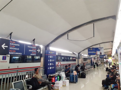 Aktivitas penumpang saat menunggu Kereta Api di Stasiun Malang. (Arifina Cahyanti Firdausi/MalangTIMES)