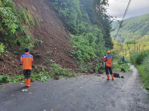 Petugas saat melihat kondisi tanah longsor di Jalan Rajek Wesi-Klemuk, RT 03/RW 01, Dusun Songgoriti, Kelurahan Songgokerto,Kecamatan Batu. (Foto: istimewa)