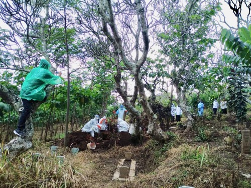 Prosesi pemakaman Pasien Dalam Pengawasan saat dikuburkan di Desa Bulukerto, Kecamatan Bumiaji meninggal dunia, Rabu (8/4/2020). (Foto: istimewa)