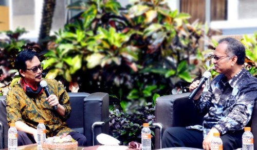 (Dari kiri) Profesor bidang sosiologi agama UIN Malang Prof Dr H M. Zainuddin MA dan Rektor UIN Malang Prof Dr Abdul Haris MAg. (Foto: Humas)