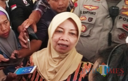 Bupati Kediri Hj Haryanti Sutrisno saat memberikan keterangan beberapa waktu lalu. (Eko Arif S /JatimTIMES)