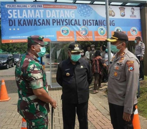 Bupati Malang Sanusi (tengah) imbau warga Kabupaten Malang tak mudik dan telah menjalankan check point di setiap perbatasan. (Ist)