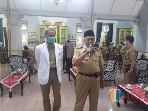 Bupati Malang Sanusi (tengah) menyiapkan upaya lain yakni mengundang pawang hujan se-kabupaten Malang untuk merekayasa hujan (dok MalangTimes)
