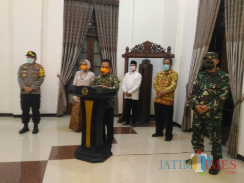Bupati dan Wabup Lumajang dalam konferensi pers malam ini (Foto : Moch. R. Abdul Fatah / Jatim TIMES)