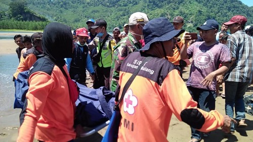 Jasad korban yang tenggelam karena terbawa arus saat dievakuasi petugas gabungan.