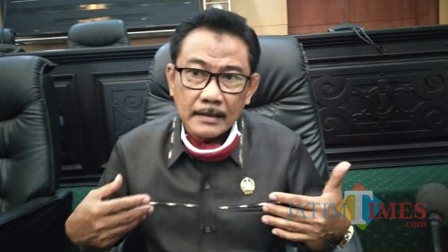 Ketua DPRD Jombang Mas'ud Zuremi saat diwawancarai sejumlah wartawan. (Foto : Adi Rosul / JombangTIMES)