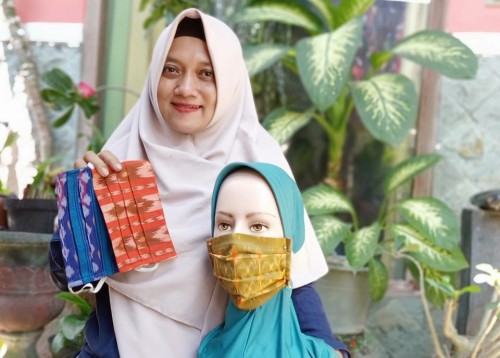 Masker dari sisa kain tenun ikat yang dibuat oleh para penyandang difabel. (Eko Arif S /JatimTIMES)