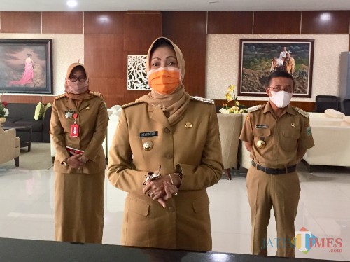 Wali Kota Batu Dewanti Rumpoko bersama Wakil Wali Kota Batu Punjul Santoso dan Kabag Humas Pemkot Batu Shanti Restuningsasi saat di lantai 5 Balai Kota Among Tani. (Foto: Irsya Richa/MalangTIMES)