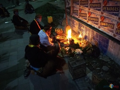 Paguyuban Pakasa menggelar ritual tolak bala dan topo bisu di perempatan Jalan Dhoho Kota Kediri. (eko Arif s /JatimTimes)