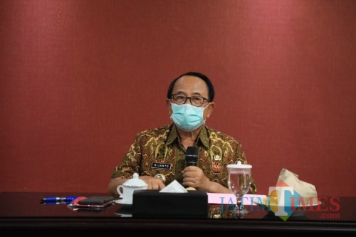 Bupati Blitar Rijanto pastikan pemkab akan menyalurkan bantuan paket sembako di tengah pandemi covid-19.