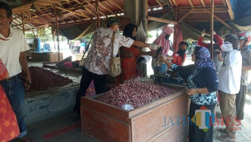 Pemkab Kediri Bagikan Masker gratis kepada para pedagang. (ist)