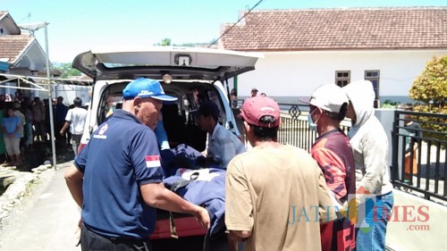 Petugas gabungan saat mengevakuasi jenazah korban yang tenggelam di kawasan perairan pantai sipelot (Foto : Istimewa)