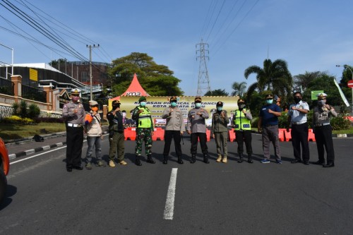 Petugas saat berada di kawasan physical distancing Jalan Sultan Agung. (Foto: istimewa)