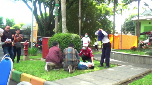 Orang kejang yang ditangani Satgas Covid-19 UIN Malang. (Foto: istimewa)