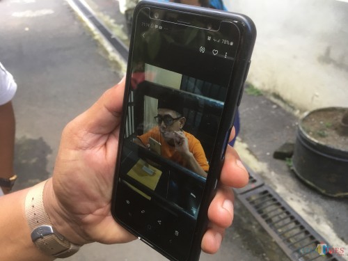 Salah satu tahanan Rutan Polres Malang saat dibesuk keluarganya melalui sistim besuk online (Foto : Ashaq Lupito / MalangTIMES)
