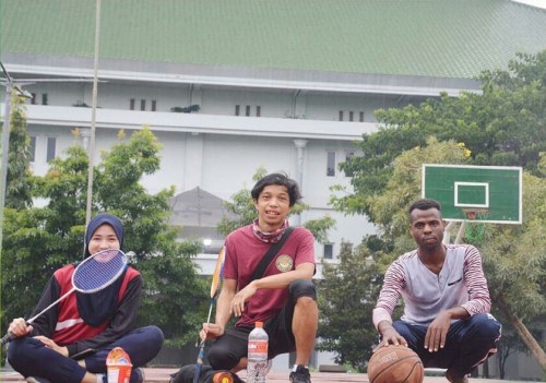 Mahasiswa asing yang belajar di UIN Malang mengisi kegiatan dengan berolahraga. (Foto: Humas)