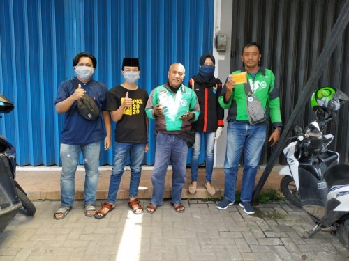 PMII Ibnu Rusyd Unikama saat membagikan masker dan handsanitizer kepada ojek online (Ist)