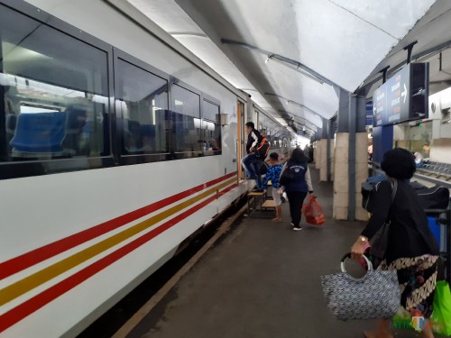 Aktivitas penumpang saat akan menaiki Kereta Api di Stasiun Malang. (Arifina Cahyanti Firdausi/MalangTIMES)