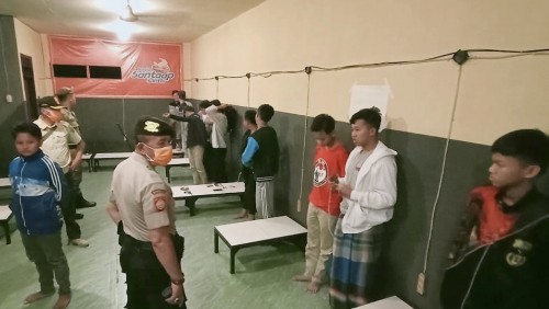 Petugas saat melakukan operasi Cipkon di salah satu warung di Kota Makang (Ist)