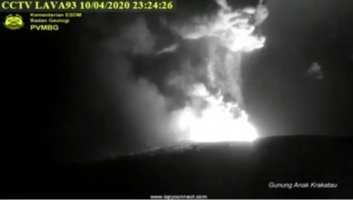 Kondisi Erupsi Gunung Anak Krakatau pada Jumat (10/4/2020) malam. (Foto: PVMBG Kementrian ESDM)