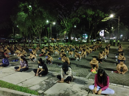 Ratusan remaja peserta aksi balap liar yang diamankan petugas di GOR Ken Arok. (Ist)