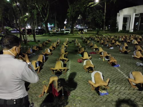 Ratusan remaja peserta aksi balap liar yang diamankan petugas mendapatkan sanksi bersujud sembari mengucapkan janji tidak akan mengulangi aksinya. (Ist)