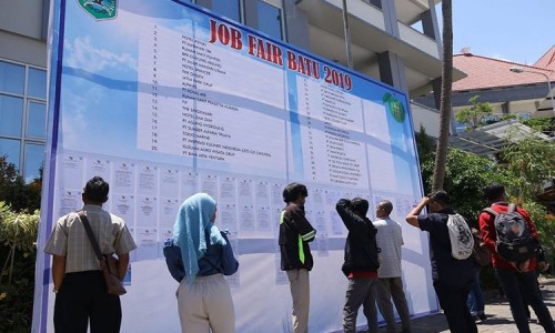 Beberapa orang saat melihat pengumuman job fair di Balai Kota Among Tani beberapa saat lalu. (Foto: istimewa)