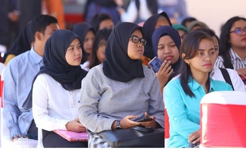 Beberapa orang saat mengantre mendaftarkan di Job Fair Balai Kota Among Tani beberapa saat lalu. (Foto: istimewa)