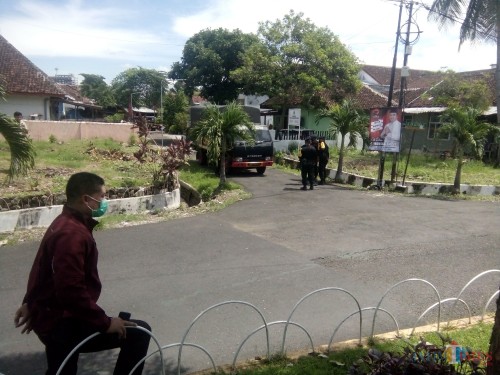 Petugas dari Korps Brimob Polda Jatim saat mengevakuasi paket misterius dari rumah Samsul Anwar (foto : Moh. Ali Makrus / Jatim TIMES)