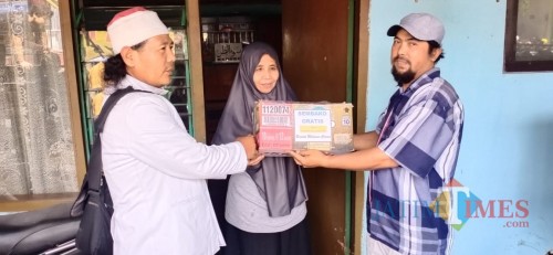 Penyaluran bantuan oleh Baitul Mal Ahad Pon untuk dhuafa dan anak yatim di RW 3 Kelurahan Pandanwangi, Kota Malang (Istimewa).