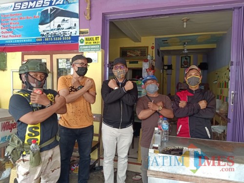 Anggota DPRD Kota Malang Fraksi PKS, Ahmad Fuad Rahman, SE (tengah) saat mengunjungi warga terdampak covid-19 (Istimewa).