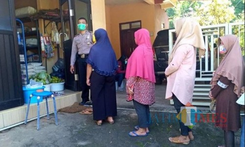 Warga saat mengantre mengambil Bantuan Pangan Non Tunai di Kelurahan Songgokerto. (Foto: istimewa)