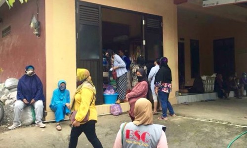 Beberapa keluarga penerima manfaat mengambil bantuan pamgan non tunai di salah satu agen di Kelurahan Songgokerto,m. (Foto: istimewa)