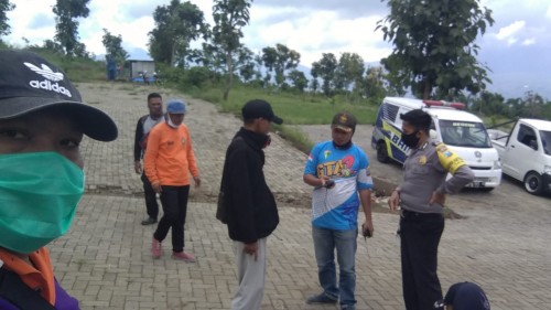 Beberapa orang saat melakukan koordinasi pencarian Jopi di pos Coban Rais, Kecamatan Batu. (Foto: istimewa)