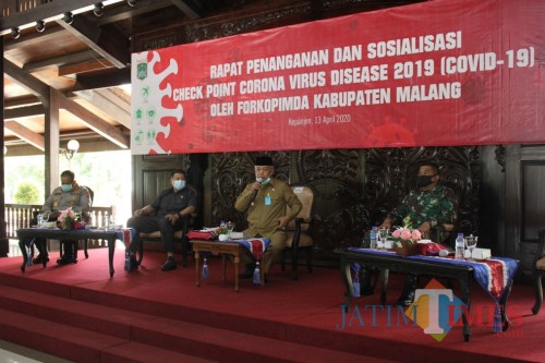 Bupati Malang HM Sanusi (pegang mikrofon) saat menjelaskan terkait pembentukan safe house di seluruh desa se-Kabupaten Malang