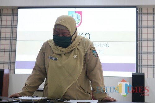 Kabid P2P Dinkes Jombang dr Wahyu Sri Harini saat memberikan keterangan pers soal perkembangan covid-19 di Jombang. (Foto : Adi Rosul/ JombangTIMES)