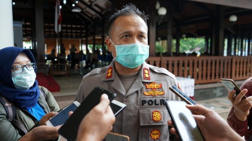 Kapolres Malang AKBP Hendri Umar, saat menjelaskan terkait konsekwensi warga yang menolak pemakaman jenasah covid-19