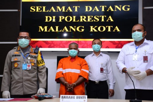 Pelaku pencabulan tiga anak di bawah umur yang diamankan petugas. (Ist)