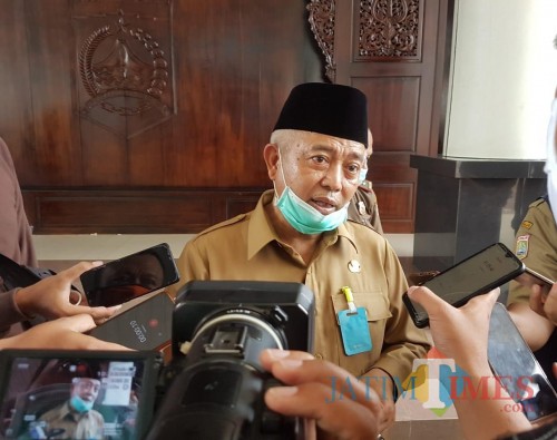 Bupati Malang HM Sanusi saat menerangkan terkait situasi wabah Covid-19 di Kabupaten Malang (Foto : Ashaq Lupito / MalangTIMES)