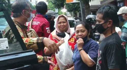 Senyum masyarakat saat menerima bingkisan sembako yang diberikan Rektor UIN Malang Prof Haris. (Foto: istimewa)