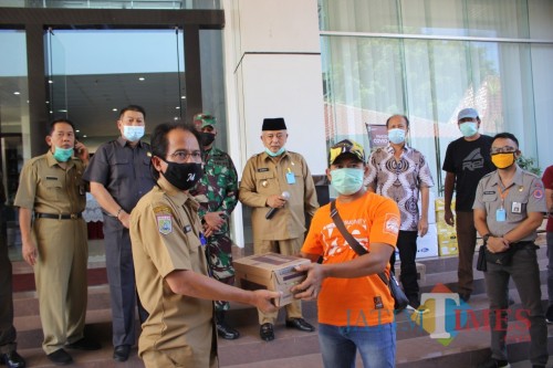 Serah terima bantuan masker dan hand sanitizer yang dibagikan pemerintah Kabupaten Malang
