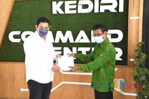 Wali kota Kediri menyerahkan gajinya dalam bentuk APD tenaga medis. (ist)