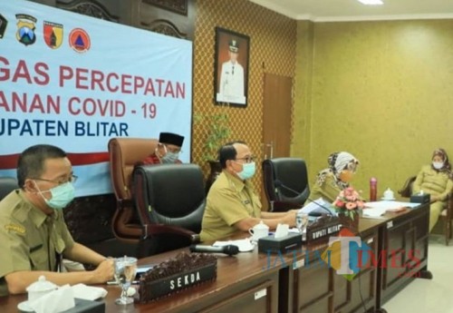 Bupati Blitar Rijanto memimpin vidcon penyaluran bansos