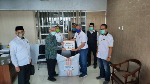 Fraksi PKS DPRD Kota Malang saat menyalurkan bantuan APD di salah satu rumah sakit di Kota Malang. (Foto: Dokumentasi Fraksi PKS).