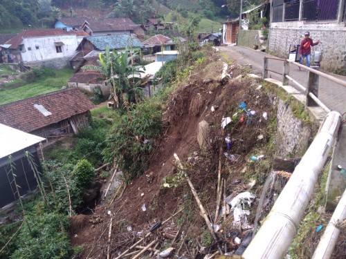 Kondisii tanah longsor di Jalan Kelud Desa Tulungrejo, Kecamatan Bumiaji. (Foto: istimewa)