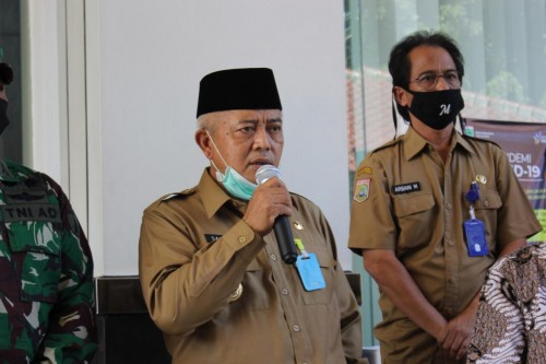 Bupati Malang HM Sanusi (pegang mikrofon) saat membahas kebijakan Physical Distancing in Villages