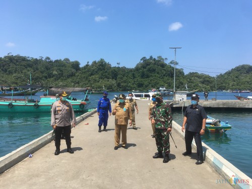 Bupati Malang HM Sanusi (baju coklat, pakai topi) beserta jajaran Forkopimda saat mengunjungi Check Point Covid-19 di Sendang Biru (Foto : Ashaq Lupito / MalangTIMES)